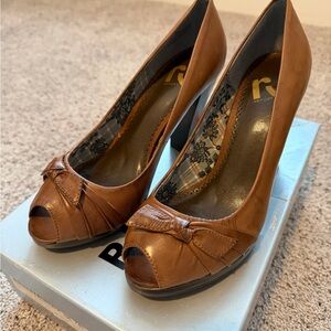 Report Women's Brown Peep Toe Heels